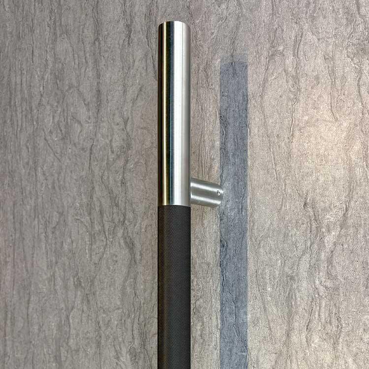 50" KNURLED LADDER PULL HANDLE - BACK-TO-BACK - SATIN/BLACK FINISH - 304 STAINLESS STEEL - MOD. L22